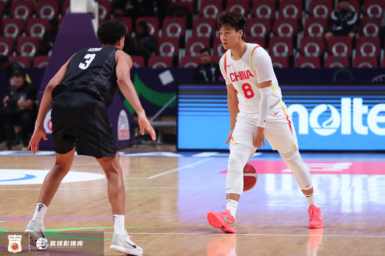 杏彩体育-媒体人：赵睿周琦受伤病困扰 比赛中帮不上忙 那就让他们好好养伤